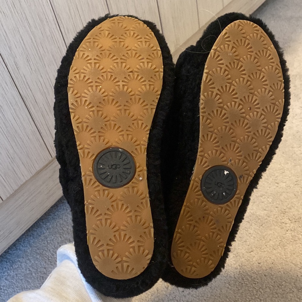 Women’s Black Open Toe Fuzzy Ugg Slippers - Picture 4 of 6